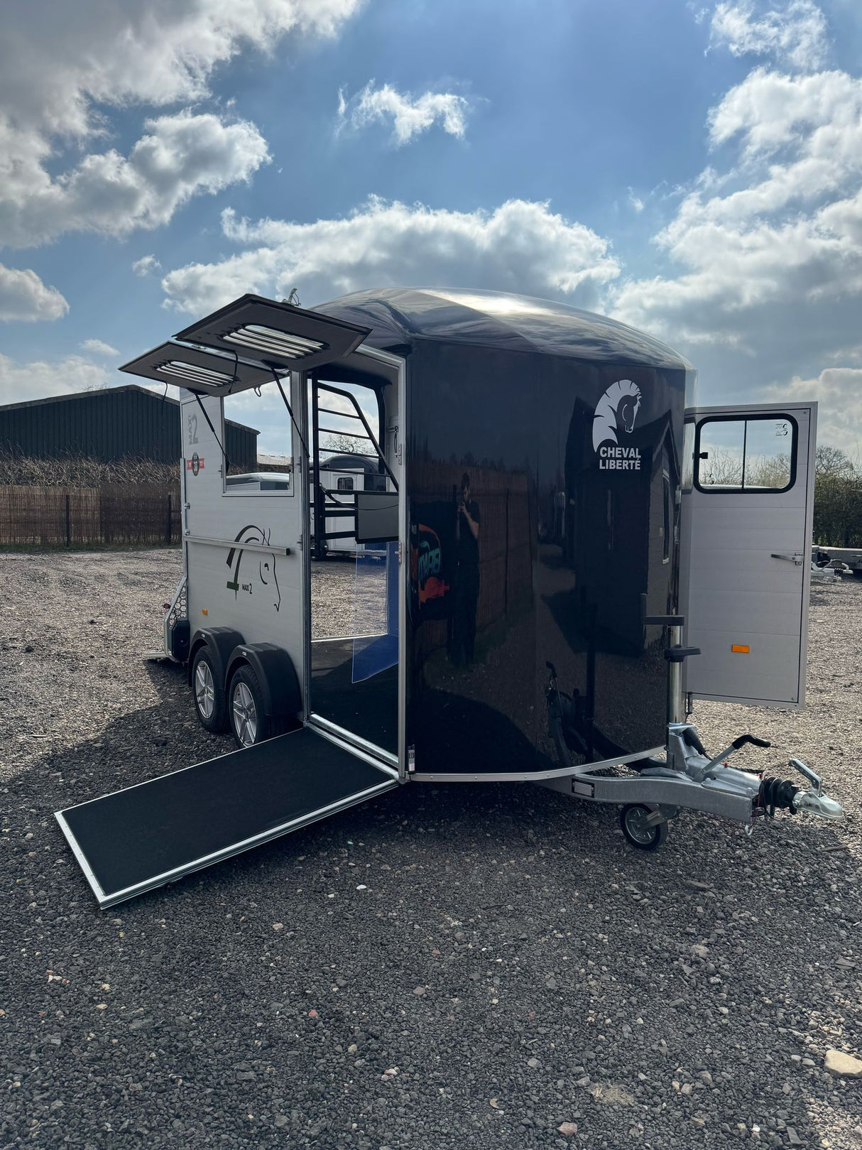Cheval Liberte MAXI 2 Diagonal Loading Large Double Horse Trailer Herringbone With Built-in Tack Room